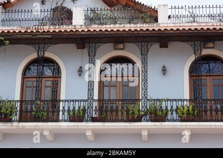 Bau und Restaurierung von Gebäuden der spanischen Kolonialarchitektur in der Altstadt von Casco Viejo, Panama City, Panama Stockfoto