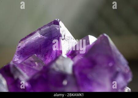 Amethyst ist eine violette Quarzsorte. Amethyst bedeutet „nicht berauscht“ Stockfoto