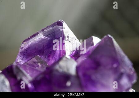 Amethyst ist eine violette Quarzsorte. Amethyst bedeutet „nicht berauscht“ Stockfoto