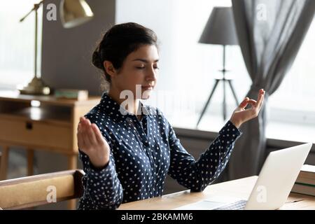 Achtsam tausendjährigen hindu Mädchen Freiberufler Student Verringerung Stress. Stockfoto