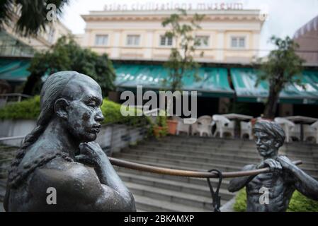 Bronzestatuen von Arbeitern in Aw Tee Hong's Gruppe die River Merchants vor dem Asian Civilizations Museum in Singapur Stockfoto