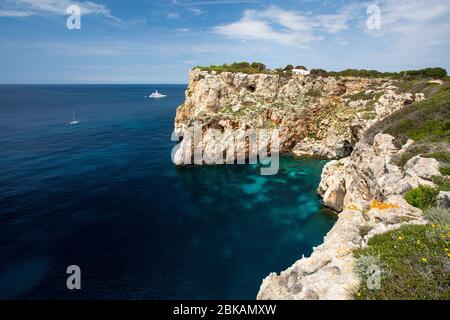 Felsige Küstenlandschaft und Klippen in der Nähe von Cala en Porter, Menorca, Spanien Stockfoto