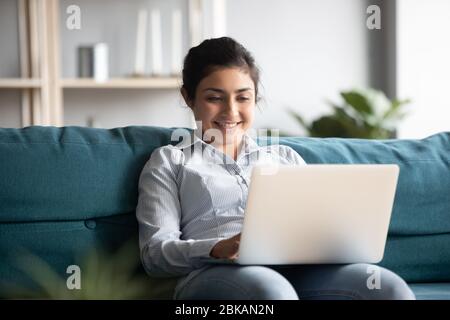 Glücklich tausendjährigen hindu Mädchen arbeitet entfernt, Online-Studium. Stockfoto