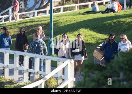 Sydney, Australien. Sonntag, 3. Mai 2020. Küstenspaziergang am Bronte Beach in Sydneys östlichen Vororten. Aufgrund der COVID-19-Pandemie ist die soziale Distanz immer noch sehr groß. Credit Paul Lovelace/Alamy Live News Stockfoto