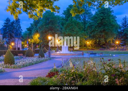 Zentraler Stadtpark in Luxemburg City bei Nacht, wenn die Dunkelheit einfällt, sind die Schatten lang und die Straßenlaternen sind bereits beleuchtet Stockfoto