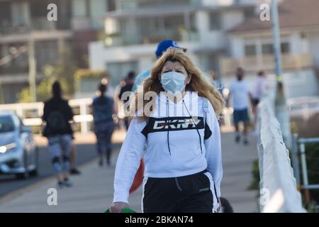 Sydney, Australien. Sonntag, 3. Mai 2020.Küstenwanderung am Bronte Beach in Sydneys östlichen Vororten. Aufgrund der COVID-19-Pandemie ist die soziale Distanz immer noch sehr groß. Credit Paul Lovelace/Alamy Live News Stockfoto