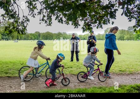 London, Großbritannien. Mai 2020. Autorisierte Feuerwaffen-Offiziere (AFO) patrouillieren die Common erinnern die Menschen an die Regierungsführung - Clapham Common ist im Allgemeinen wieder ruhig, da es kühler ist. Die "Lockdown" geht weiter für den Ausbruch des Coronavirus (Covid 19) in London. Kredit: Guy Bell/Alamy Live News Stockfoto