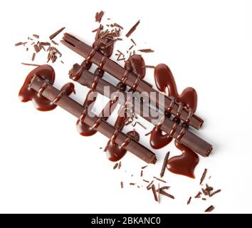 Verschiedene Schokoladendekoratine auf weißem Hintergrund isoliert, Draufsicht Stockfoto