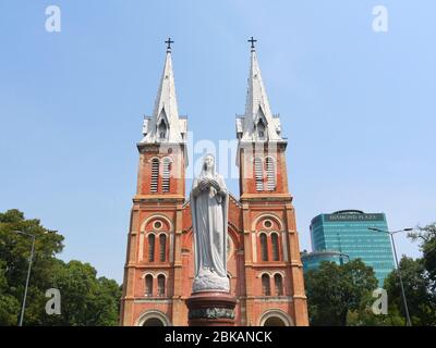 Ho Chi Minh Stadt, Vietnam - 30. April 2020: Nahaufnahme der Statue der Jungfrau Maria vor der Kathedrale Notre-Dame Basilika von Saigon Stockfoto