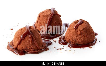 Schokoladen-Trüffel mit Kakao auf weißem Hintergrund isoliert bedeckt Stockfoto