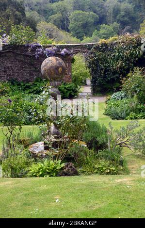 Die Steinskulptur Sonnenuhr im ummauerten Garten am Hartland Abbey Estate and Gardens, North Devon. England, Großbritannien. Stockfoto