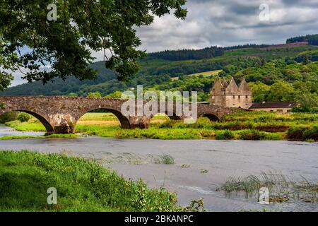 Sir Thomas hat eine Steinbrücke über den Fluss Suir gebaut, die die Grafschaft Tipperary und Waterford in Irland verbindet Stockfoto