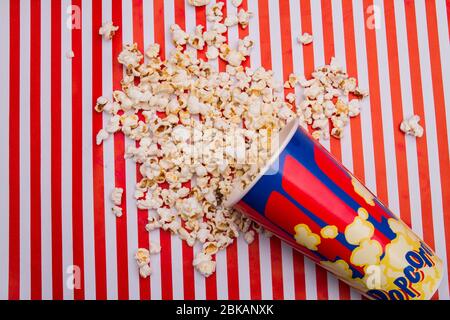 Popcorn wurde aus dem Eimer gestreut. Stockfoto