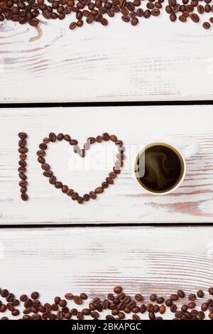 Von oben aus wurden Bohnen und eine Tasse Kaffee arrangiert. Stockfoto