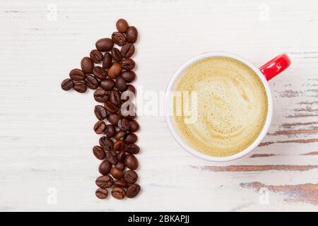 Tasse Kaffee mit Schaum und Nummer eins. Stockfoto