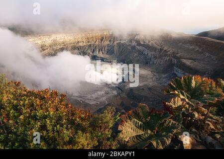 Die Luftaufnahme auf den Krater des Vulkans Poas im Nationalpark Poas VolcanoNationalpark - Costa Rica Stockfoto