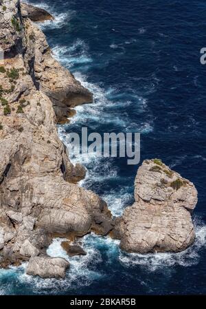 Die Klippen und das mittelmeer auf einem der beliebtesten Naturdenkmäler der spanischen Insel Mallorca (Mallorca) - Cap de Formentor - Balear Stockfoto