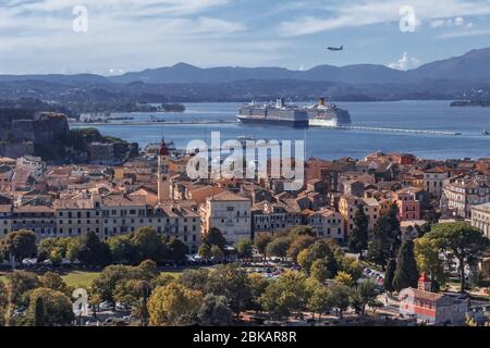 Blick von oben auf die Hauptstadt der Insel Korfu - Kerkira, Griechenland Stockfoto