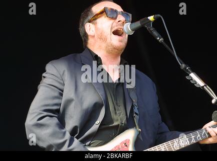 CHELMSFORD, ENGLAND - AUGUST 17: Elvis Costello tritt auf der V Stage beim V2002 auf, Fun in the Hylands Park Festival am 17. August 2002 in Chelmsfor Stockfoto