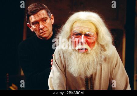 l-r: Tom Courtenay (Norman), Freddie Jones (Sir) in DER KOMMODE von Ronald Harwood im Queen's Theatre, London W1 30/04/1980 Bühnenbild: Laurie Dennet Kostüme: Stephen Doncaster Beleuchtung: Mark Henderson Regie: Michael Elliott Stockfoto