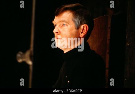 Tom Courtenay (Norman) in DER KOMMODE von Ronald Harwood im Queen's Theatre, London W1 30/04/1980 Bühnenbild: Laurie Dennett Kostüme: Stephen Doncaster Beleuchtung: Mark Henderson Regie: Michael Elliott Stockfoto