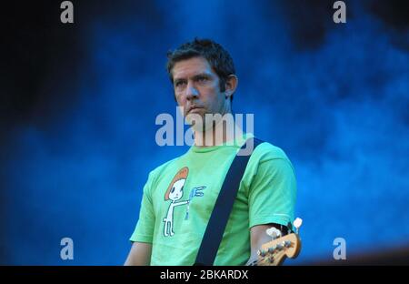 CHELMSFORD, ENGLAND - AUGUST 17: Ein Gitarrist der Alanis Morissette Band tritt auf der V Stage beim V2002 auf, Fun in the Hylands Park Fest Stockfoto