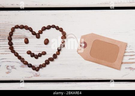 Herz Smiley Gesicht aus Kaffeebohnen und leere Tag gemacht. Stockfoto