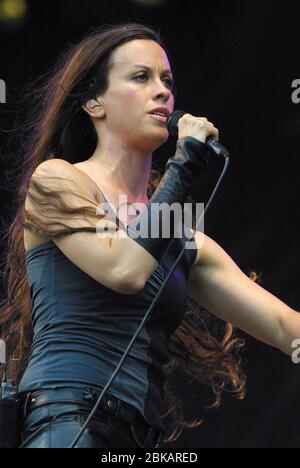 CHELMSFORD, ENGLAND - AUGUST 17: Alanis Morissette tritt auf der V Stage beim V2002 auf, Fun in the Hylands Park Festival am 17. August 2002 in Chelms Stockfoto