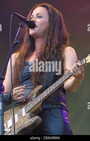 CHELMSFORD, ENGLAND - AUGUST 17: Alanis Morissette tritt auf der V Stage beim V2002 auf, Fun in the Hylands Park Festival am 17. August 2002 in Chelms Stockfoto