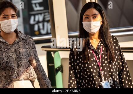 Thai Büroangestellter mit Gesichtsmaske während der Covid 19 Pandemie, Bangkok, Thailand Stockfoto