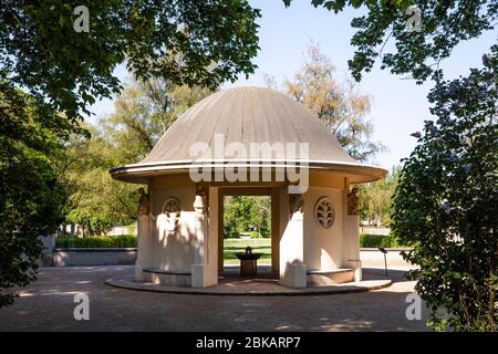 Brunnentempel im Fritz-Encke-Park im Bezirk Raderthal, Köln. Brunnentempel im Fritz-Encke-Volkspark in Stadtteil Raderthal, K Stockfoto