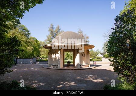 Brunnentempel im Fritz-Encke-Park im Bezirk Raderthal, Köln. Brunnentempel im Fritz-Encke-Volkspark in Stadtteil Raderthal, K Stockfoto