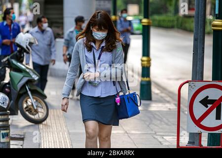 Thailändische Büroangestellte, die während der Pandemie von Covid 19 in Bangkok, Thailand Gesichtsmasken trugen Stockfoto