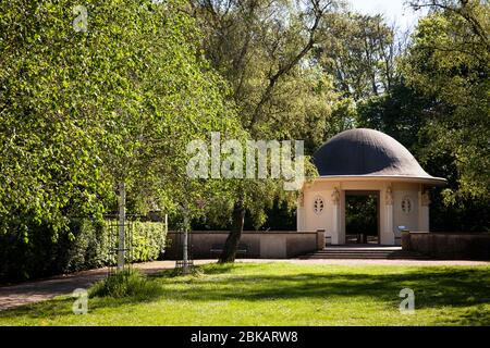 Brunnentempel im Fritz-Encke-Park im Bezirk Raderthal, Köln. Brunnentempel im Fritz-Encke-Volkspark in Stadtteil Raderthal, K Stockfoto