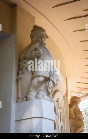 Statue des Brunnentempels im Fritz-Encke-Park im Bezirk Raderthal, Köln. Figur am Brunnentempel im Fritz-Encke-Volkspark in Stockfoto