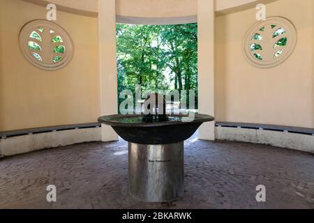 Brunnentempel im Fritz-Encke-Park im Bezirk Raderthal, Köln. Brunnentempel im Fritz-Encke-Volkspark in Stadtteil Raderthal, K Stockfoto