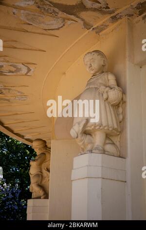 Statue des Brunnentempels im Fritz-Encke-Park im Bezirk Raderthal, Köln. Figur am Brunnentempel im Fritz-Encke-Volkspark in Stockfoto