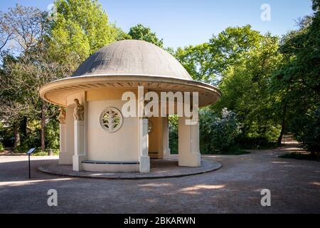 Brunnentempel im Fritz-Encke-Park im Bezirk Raderthal, Köln. Brunnentempel im Fritz-Encke-Volkspark in Stadtteil Raderthal, K Stockfoto