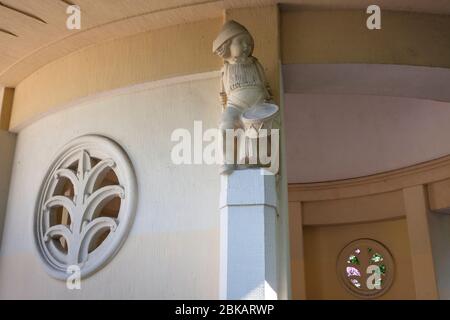 Statue des Brunnentempels im Fritz-Encke-Park im Bezirk Raderthal, Köln. Figur am Brunnentempel im Fritz-Encke-Volkspark in Stockfoto