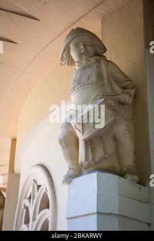 Statue des Brunnentempels im Fritz-Encke-Park im Bezirk Raderthal, Köln. Figur am Brunnentempel im Fritz-Encke-Volkspark in Stockfoto