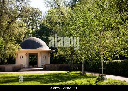 Brunnentempel im Fritz-Encke-Park im Bezirk Raderthal, Köln. Brunnentempel im Fritz-Encke-Volkspark in Stadtteil Raderthal, K Stockfoto