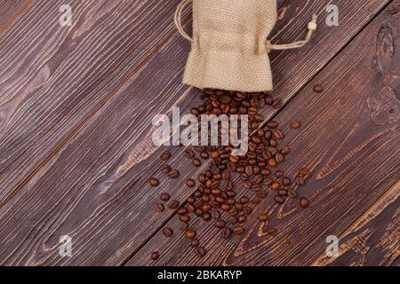 Verschüttete Kaffeebohnen aus dem Sack. Stockfoto