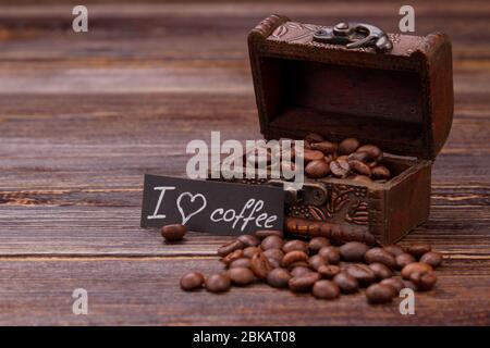 Kaffeebohnen in Schmuckschatulle. Stockfoto