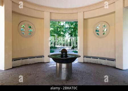 Brunnentempel im Fritz-Encke-Park im Bezirk Raderthal, Köln. Brunnentempel im Fritz-Encke-Volkspark in Stadtteil Raderthal, K Stockfoto