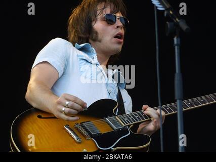 CHELMSFORD, ENGLAND - AUGUST 17: Gaz Coombes von Supergrass, tritt beim V2002, Fun in the Hylands Park Festival am 17. August 2002 in Chelmsford auf Stockfoto