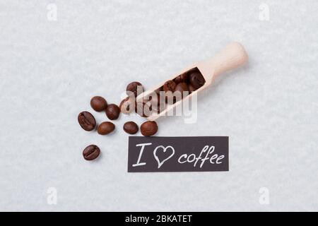 Holzlöffel oder Schaufel und Kaffeebohnen. Stockfoto