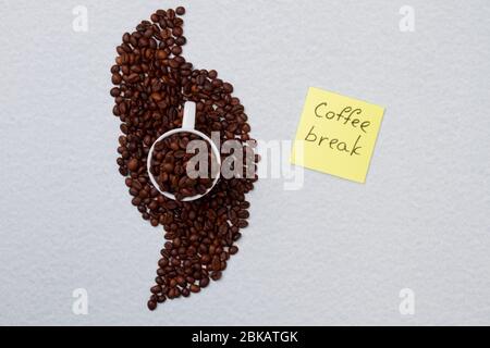 Kaffeebohnen ordentlich angeordnet aroung Tasse. Stockfoto