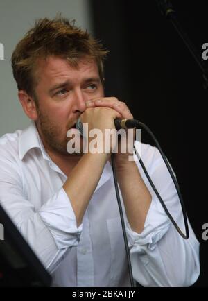 CHELMSFORD, ENGLAND - AUGUST 18: Guy Garvey von Elbow, tritt beim V2002, Fun in the Hylands Park Festival am 18. August 2002 in Chelmsford auf Stockfoto