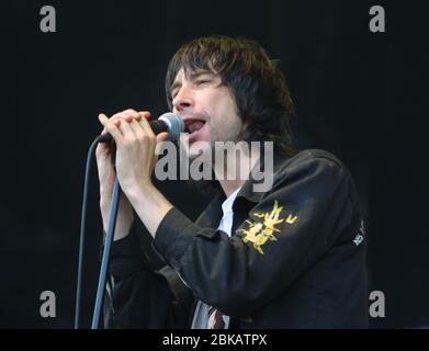 CHELMSFORD, ENGLAND - AUGUST 18: Bobby Gillespie von Primal Scream tritt beim V2002, Fun in the Hylands Park Festival am 18. August 2002 in Chelm auf Stockfoto