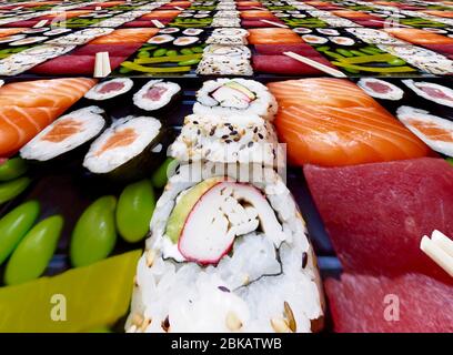 Sushi-Tablett im Blickpunkt Stockfoto